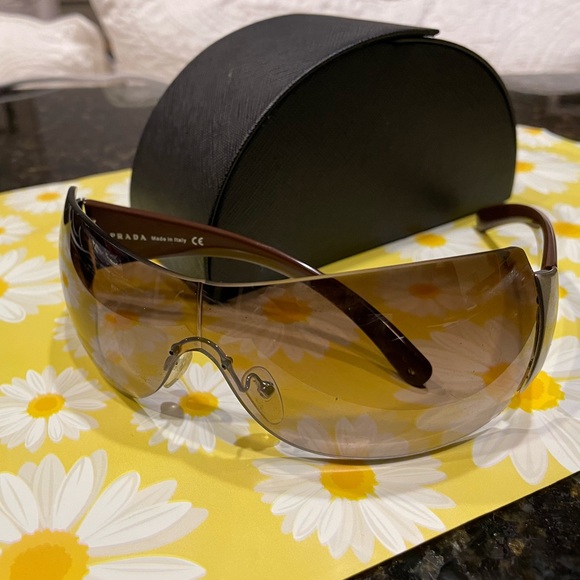 Prada Black Sunglasses SPR041 with Prada Hard Case - Picture 2 of 9